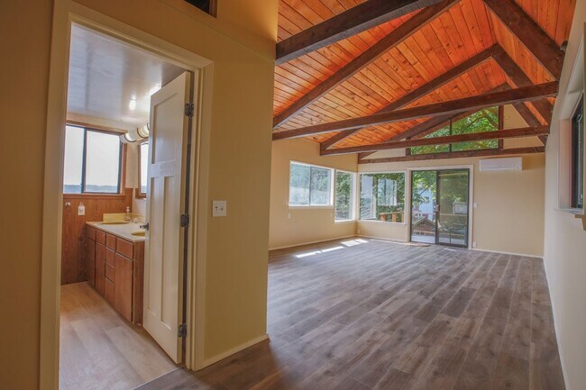 Building Photo - Gorgeous Langley Home With Water View and ...