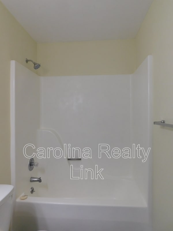 Building Photo - 416 E 19th St