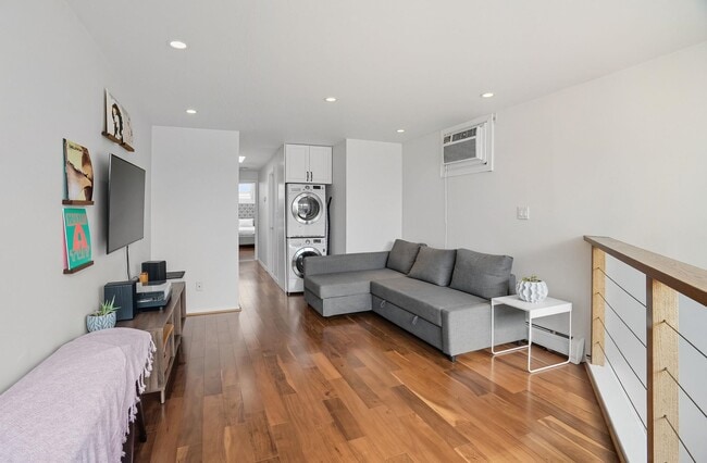 Building Photo - 278 Monmouth St