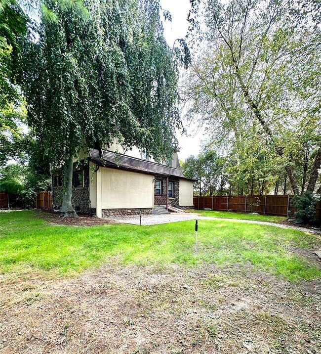 Building Photo - 283 N Middletown Rd