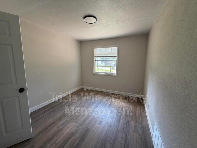 Building Photo - 9937 Carlyle Ave