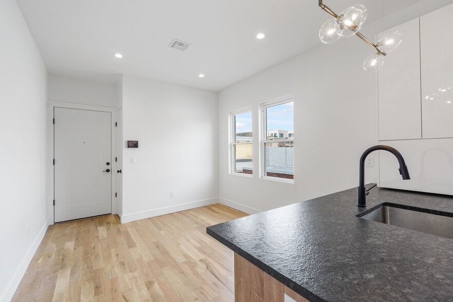 Building Photo - 114 Center St