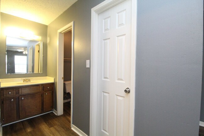 Building Photo - Updated 2BD/2BA Apartment in North Pensaco...