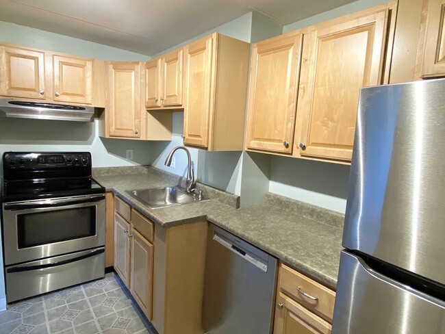 Building Photo - 573 Broad St