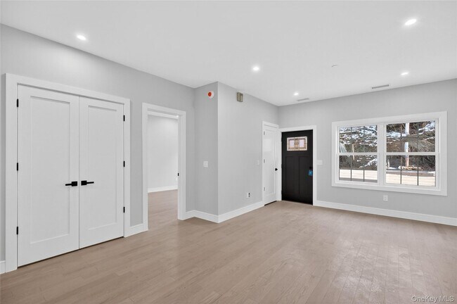 Building Photo - 10 Market St