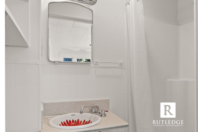 Building Photo - Vintage East Medford Living / Huge Private Front Porch