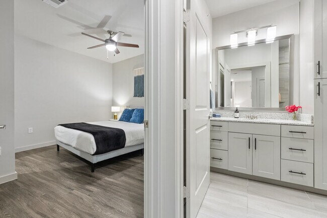 Building Photo - 5820 1/2 Cameron Road-SI FL2-ID1303392P