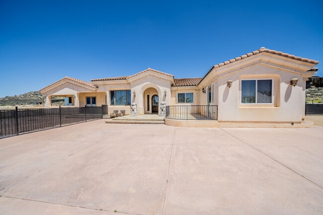 Building Photo - 17425 Cyrus Ln