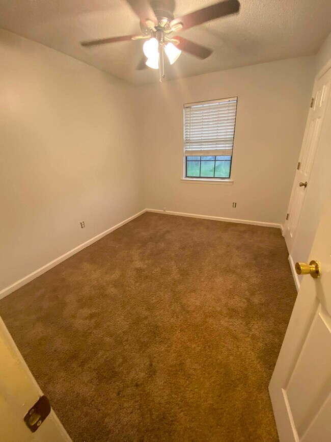 Building Photo - 921 Wrenwood Ln