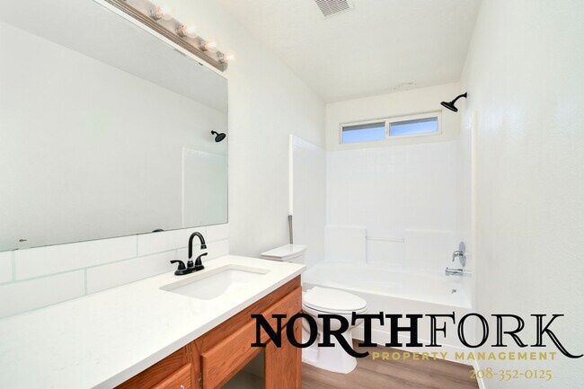Building Photo - Perfectly Placed Meridian Home in Convenient Location