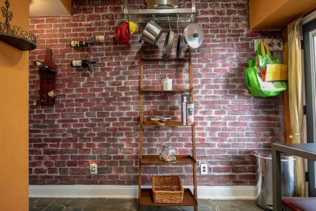 Building Photo - 730 6th St NE