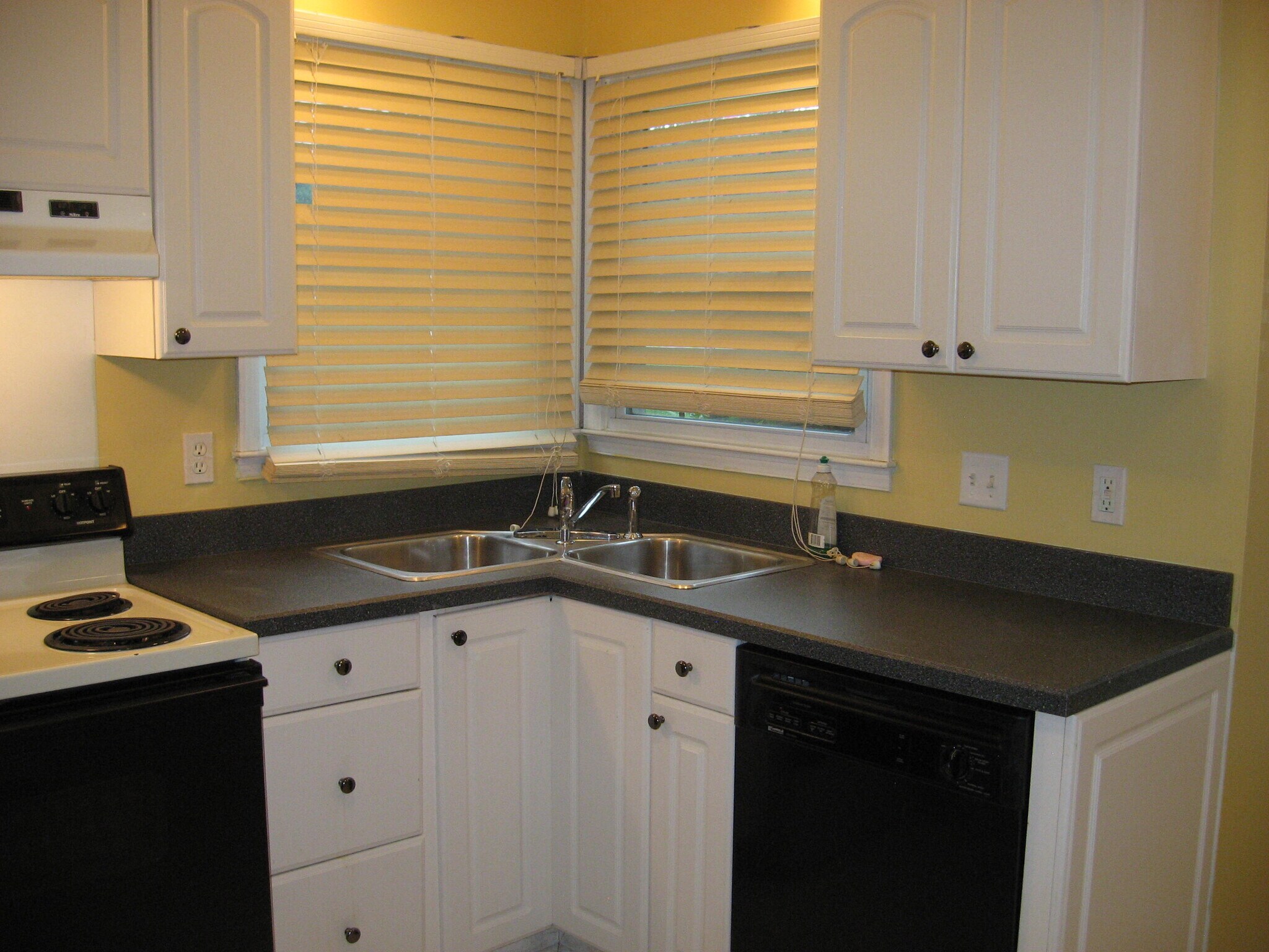 Building Photo - 3605 Pine Knoll Dr