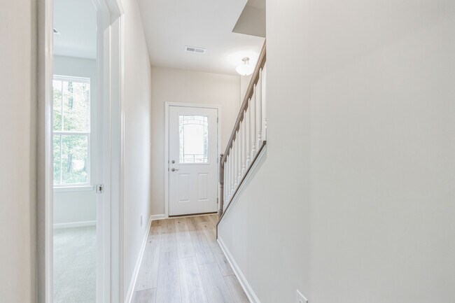 Building Photo - 28 Sidney Ln