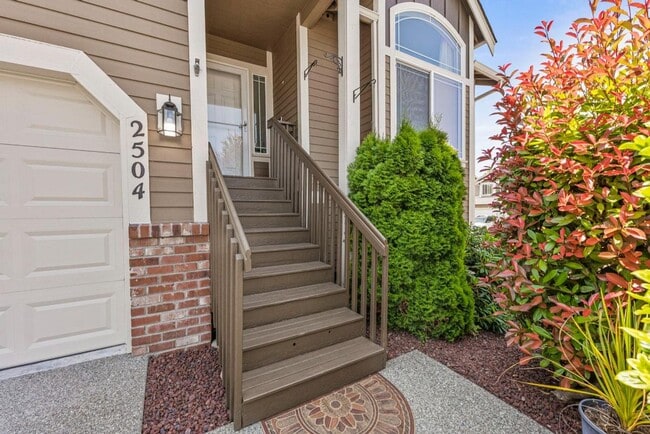 Building Photo - Spacious Corner Lot Home Near JBLM | 4 Bed...