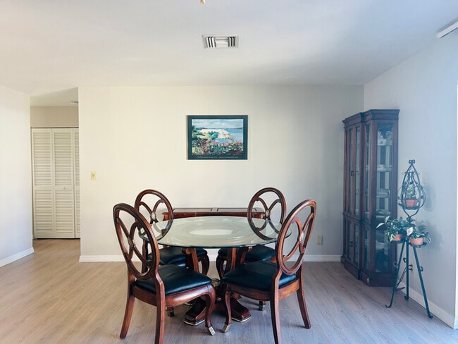 Building Photo - 215 Palm Dr