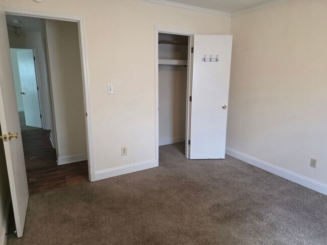 Building Photo - 4 Bedroom house with bonus room and large yard.