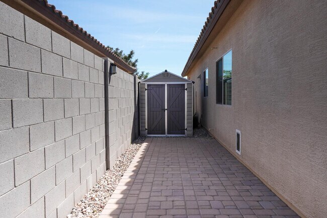 Building Photo - 884 W Whistling Thorn Ave