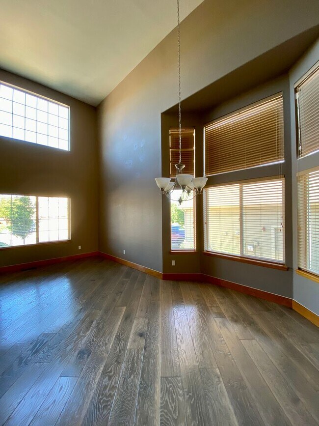 Building Photo - Immaculate 4 bed 3.5 Bath with Mountain Views and Unique Amenities!  Pet Friendly! Desirable 80922!