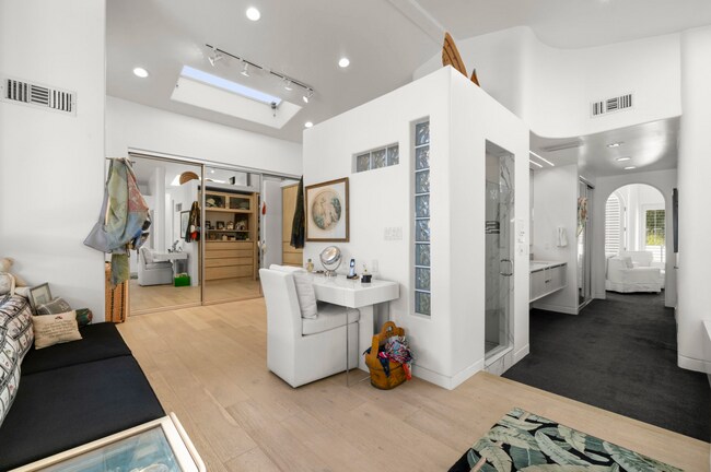 Building Photo - 120 Mast Mall