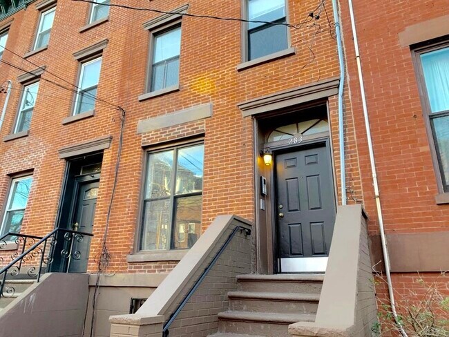 Building Photo - 283 Monmouth St
