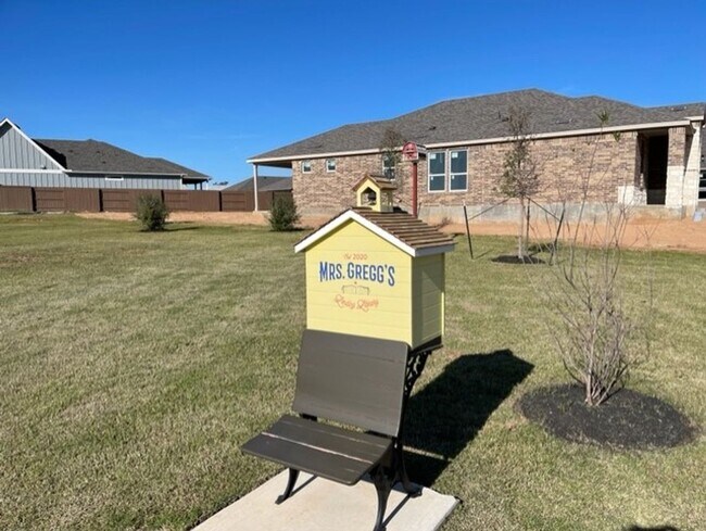 Building Photo - ONE-STORY Home in Marble Falls - 2932 SF with THREE-CAR GARAGE - On a CUL-DE-SAC!