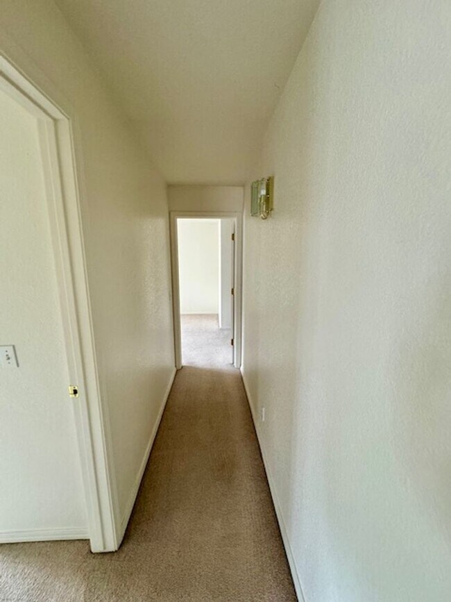 Building Photo - 2 Bedroom 2 Bath Centrally Located Condo