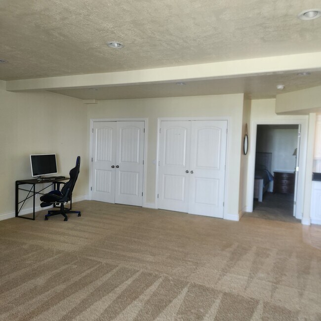 Building Photo - 2352 S Shorewood Dr