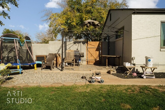 Building Photo - Newly Renovated 3 Bedroom, 2 Bathroom Home...