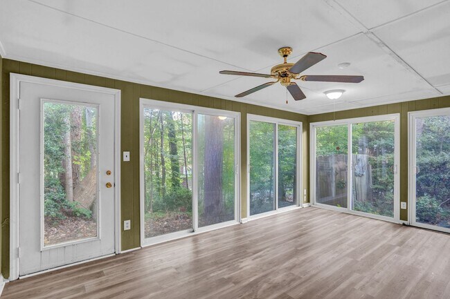 Building Photo - Quiet Cottage in Greensboro NC