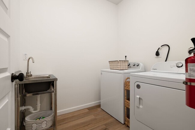 Building Photo - New Beautiful Townhome!