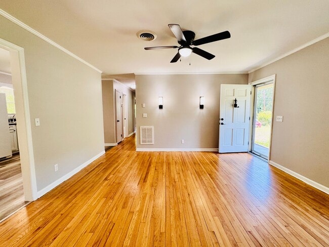 Building Photo - 4 BEDROOMS + 3 BATHS in Butner