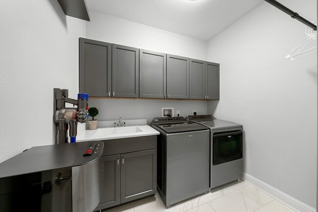 Building Photo - 526 Meadow Lake Dr