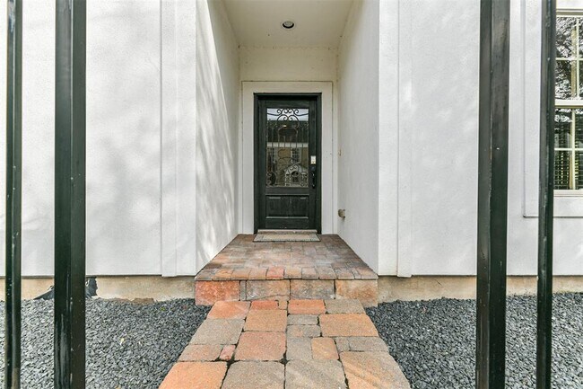 Building Photo - 1529 Rosewood St