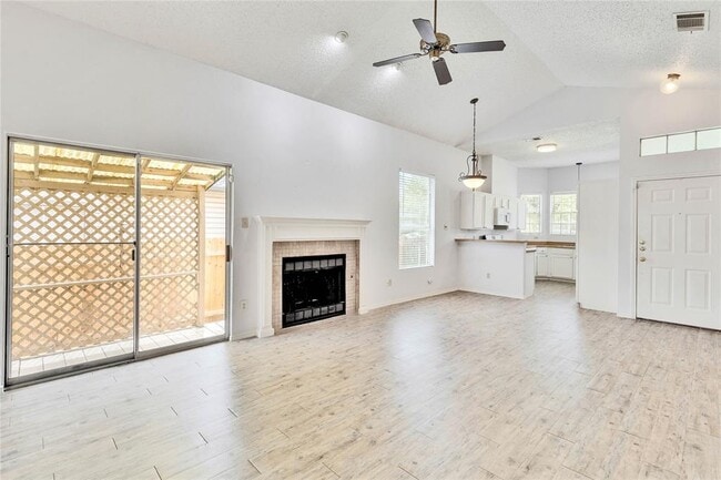 Building Photo - 2103 Castle View Dr