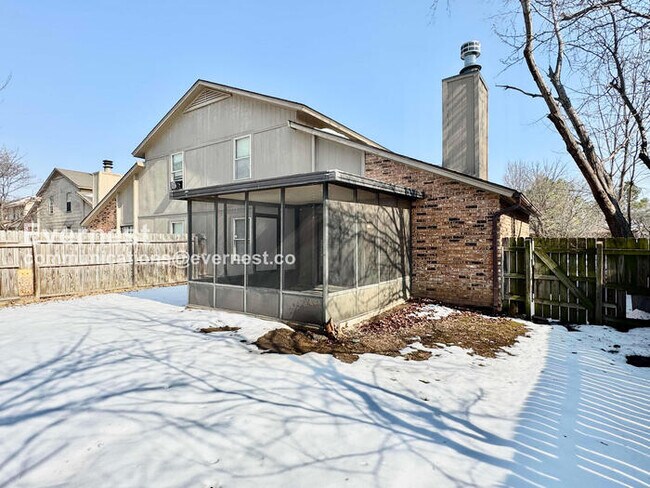 Building Photo - 3 Bed, 2 Bath Townhome with Fenced Yard & Garage / Pet-Friendly / Available Now!