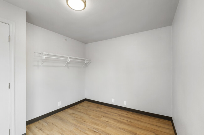 Building Photo - 403 1/2 Garfield St S-17
