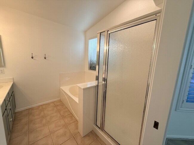 Building Photo - 6061 E Rochelle St