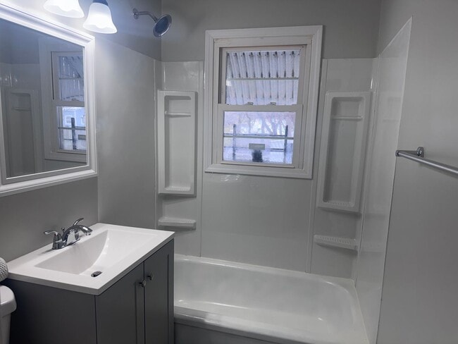 Building Photo - Cute Two Bedroom Home