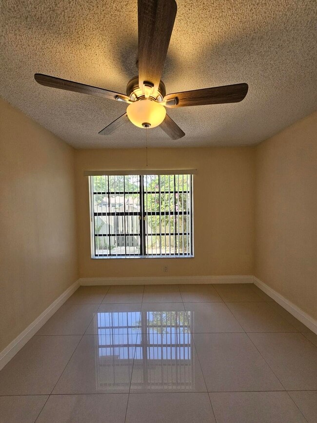 Building Photo - 480 Hardwood Pl
