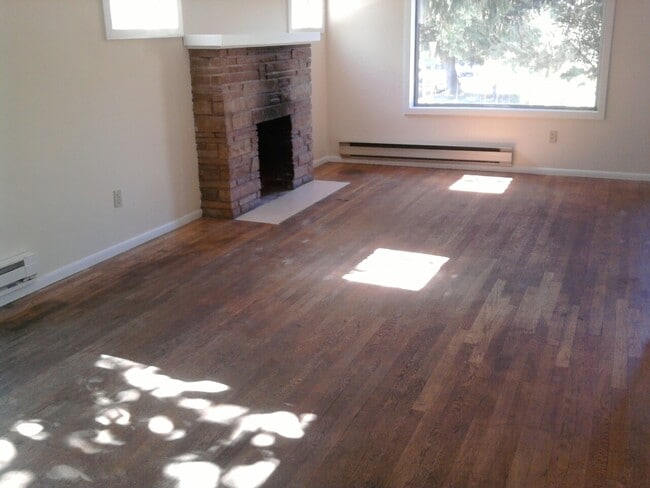 Building Photo - Bungalow on Corner Lot in University District!