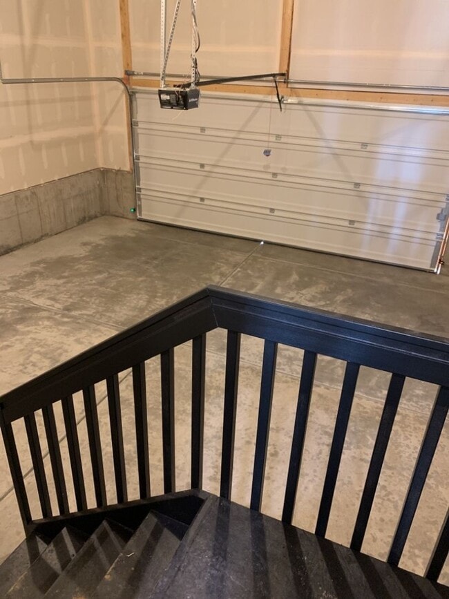 Building Photo - Exquisite 4 Bed 2.5 Bath Single Family Home with 3-car garage