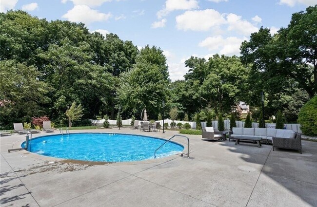 Building Photo - 4000 N Meridian St