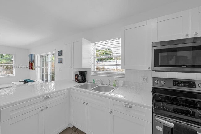 Building Photo - 1046 SW 13th Ct