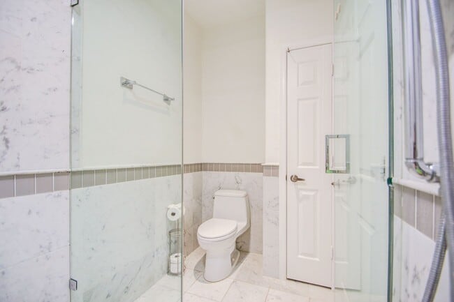 Building Photo - ASU Stay at Regatta Pointe!