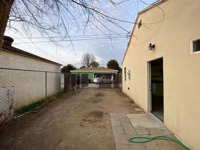 Building Photo - Charming 2 BD 1 BA House in Central SW Bakersfield