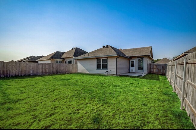 Building Photo - AVAILABLE BEGGINING OF JUNE ; APPLY ON OUR WEBSITE TODAY!!!