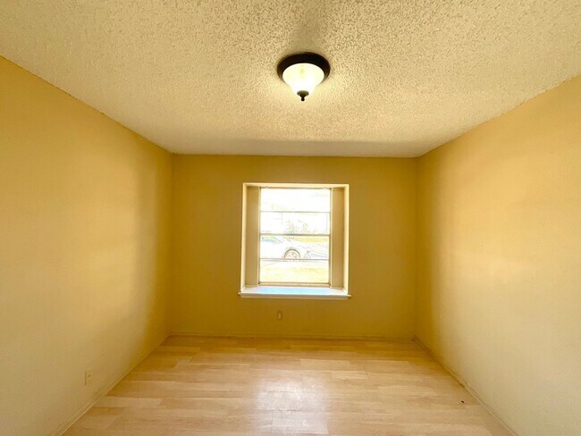 Building Photo - AVAILABLE NOW! 2 Bedroom / 1 Bath Home Near Randolph AFB!