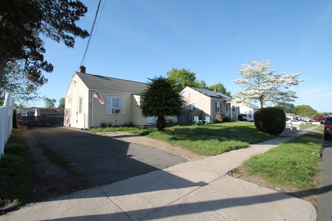 Building Photo - 756 Merritt St