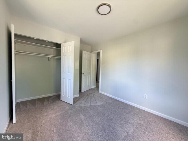 Building Photo - 47 King Henry Cir