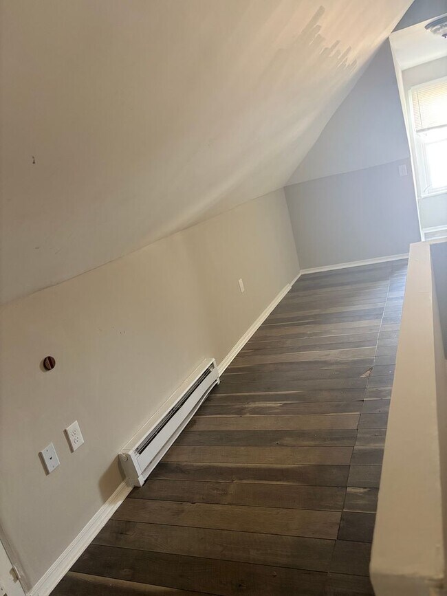 Building Photo - Charming 3-Bedroom Twin Home for Rent in L...